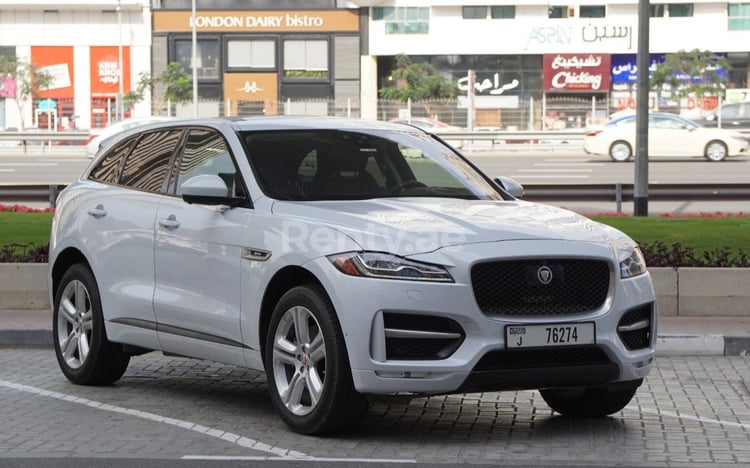 Blanc Jaguar F-Pace en location à Sharjah