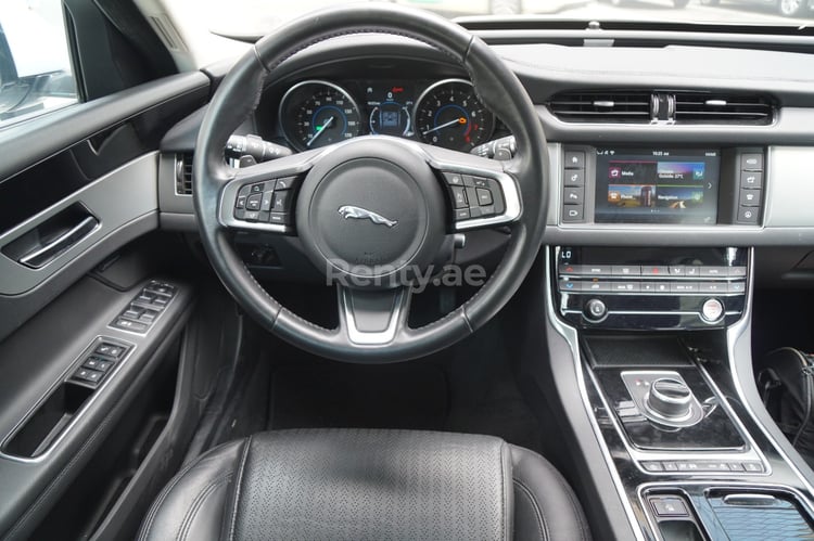 أبيض Jaguar XF للإيجار في أبو ظبي 3