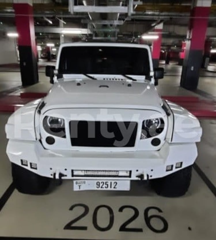 Weiß Jeep Wrangler zur Miete in Abu-Dhabi 0