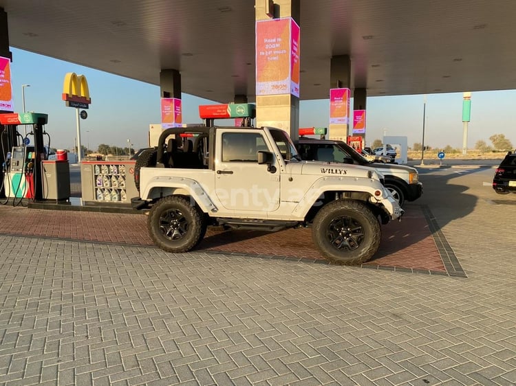 Weiß Jeep Wrangler zur Miete in Dubai 2