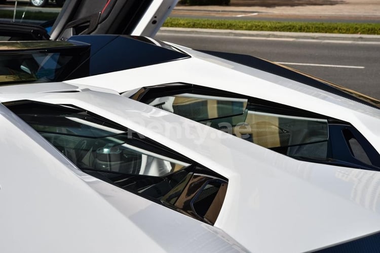 Bianca Lamborghini Aventador S Roadster in affitto a Abu-Dhabi 1