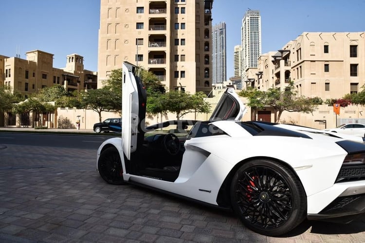 أبيض Lamborghini Aventador S Roadster للإيجار في دبي 2