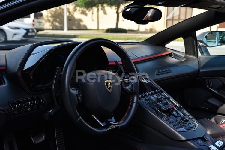 Weiß Lamborghini Aventador S Roadster zur Miete in Abu-Dhabi 3