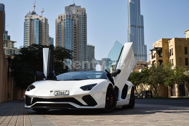 Weiß Lamborghini Aventador S Roadster zur Miete in Abu-Dhabi 4