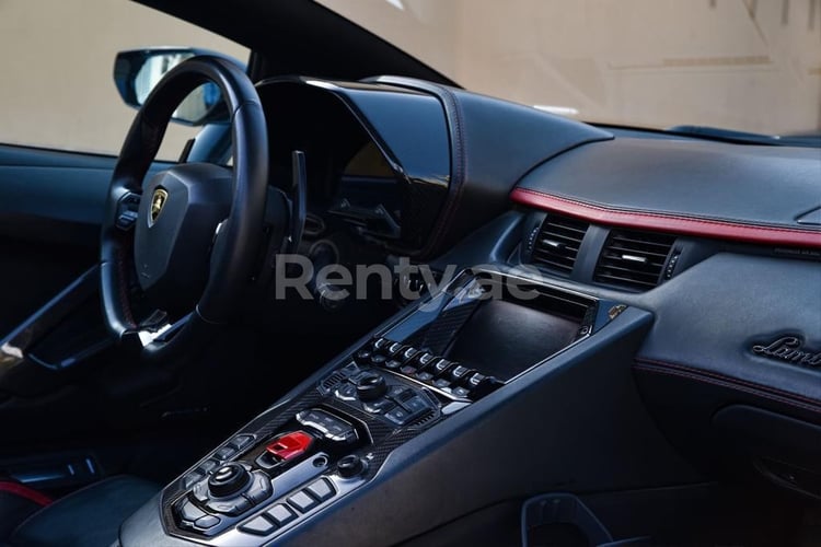 Weiß Lamborghini Aventador S Roadster zur Miete in Dubai 5