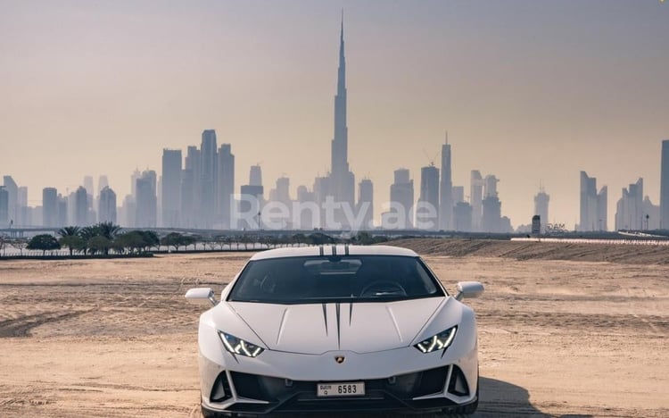 Blanc Lamborghini Evo en location à Sharjah