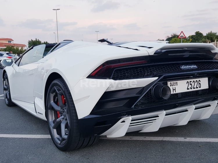 أبيض Lamborghini Evo للإيجار في دبي 2