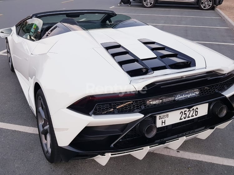 Blanc Lamborghini Evo en location à Sharjah 4