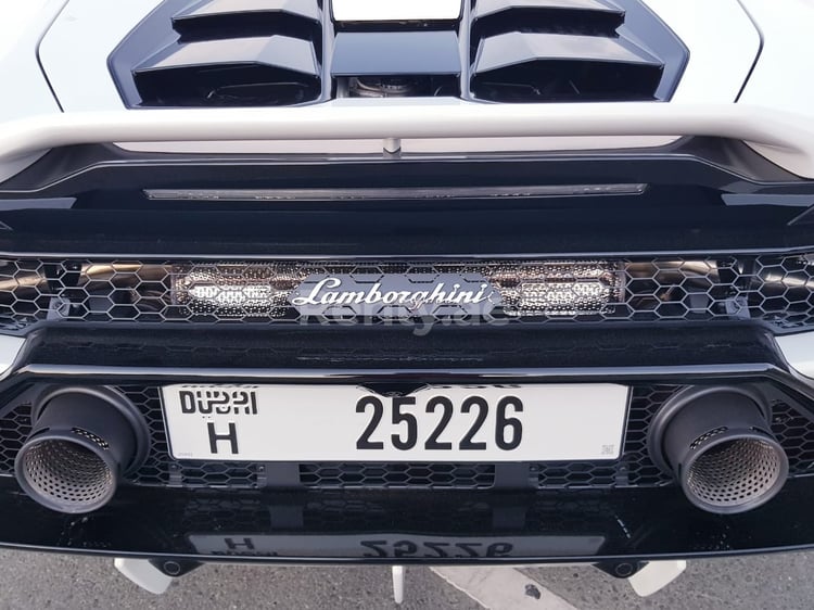 أبيض Lamborghini Evo للإيجار في دبي 6