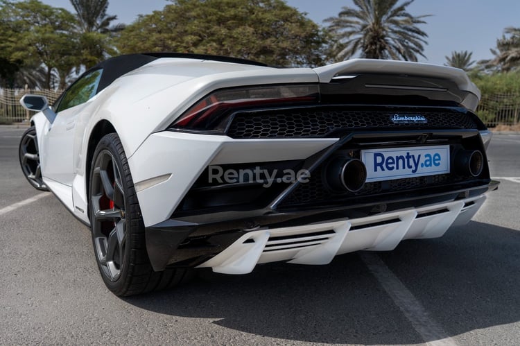 Bianca Lamborghini Huracan Evo Spyder in affitto a Dubai 1