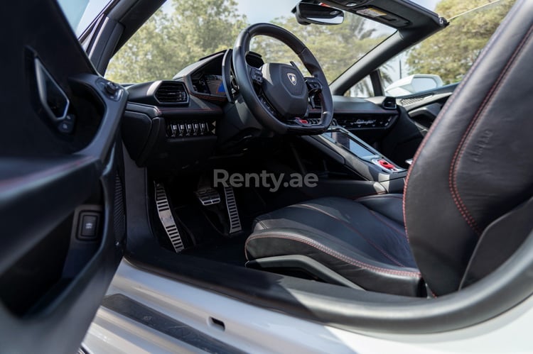 Blanc Lamborghini Huracan Evo Spyder en location à Dubai 4