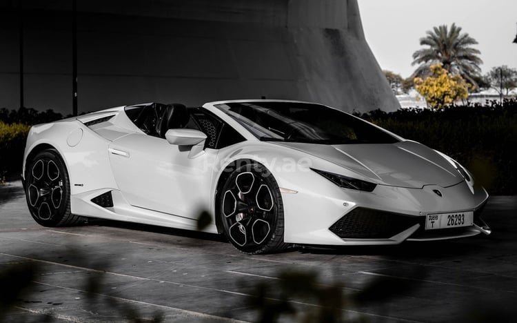 Bianca Lamborghini Huracan Spyder in affitto a Dubai