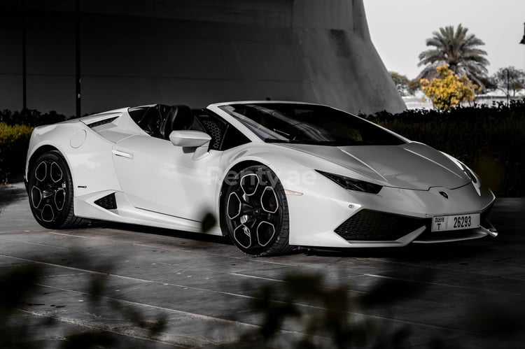 أبيض Lamborghini Huracan Spyder للإيجار في دبي 0