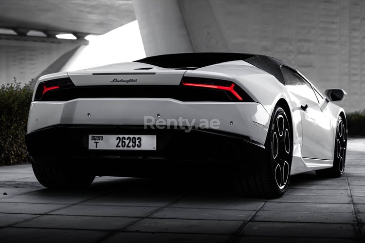 أبيض Lamborghini Huracan Spyder للإيجار في دبي 3