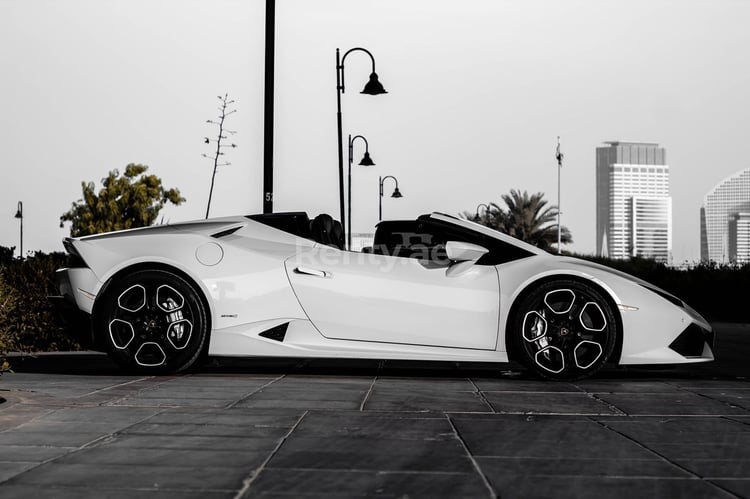 أبيض Lamborghini Huracan Spyder للإيجار في دبي 4