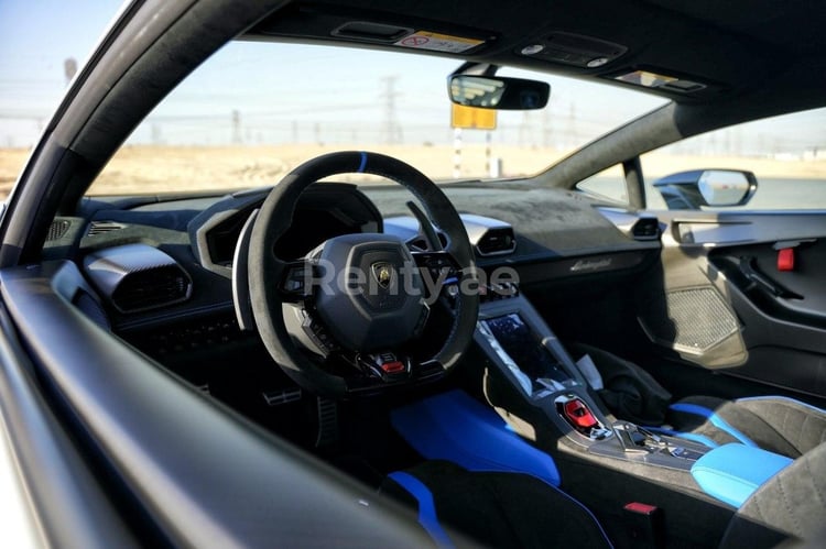 أبيض Lamborghini Huracan STO للإيجار في دبي 1