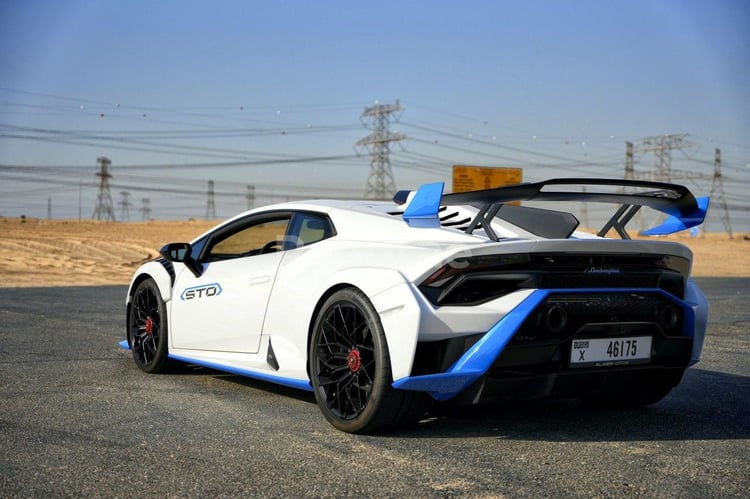 Bianca Lamborghini Huracan STO in affitto a Dubai 3