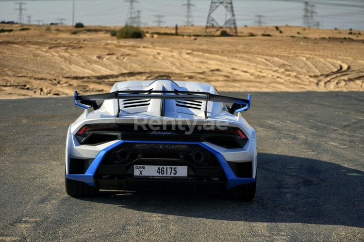 Blanc Lamborghini Huracan STO en location à Dubai 4