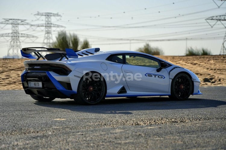 أبيض Lamborghini Huracan STO للإيجار في دبي 5