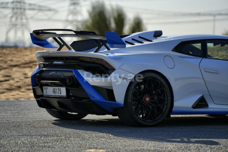 Blanc Lamborghini Huracan STO en location à Abu-Dhabi 6