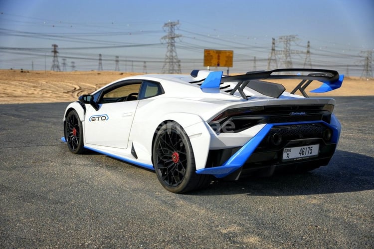 Bianca Lamborghini Huracan STO in affitto a Dubai 7