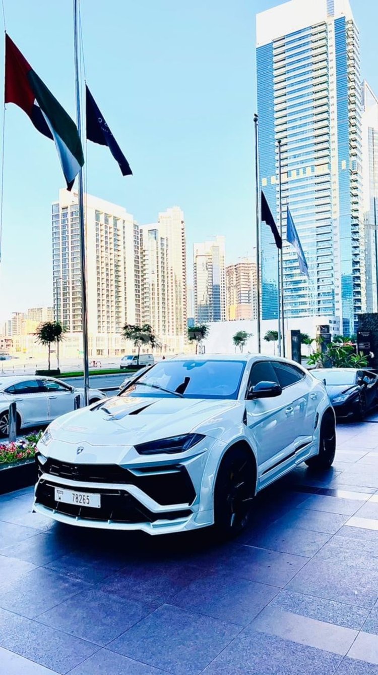 在沙迦租赁白色 Lamborghini Urus Novitec 1