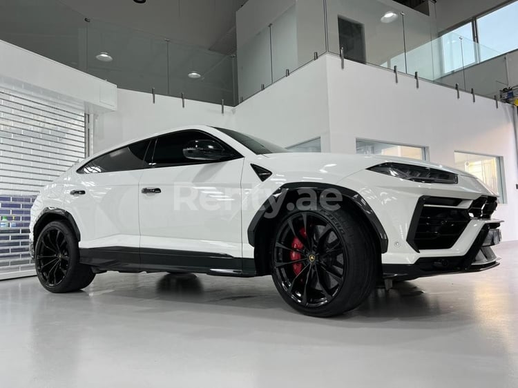 Blanc Lamborghini Urus en location à Abu-Dhabi 0