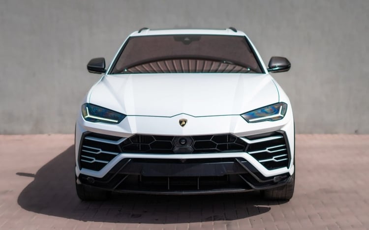 Blanco Lamborghini Urus en alquiler en Dubai