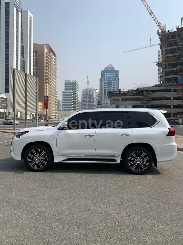 Blanco Lexus LX 570 en alquiler en Abu-Dhabi 2