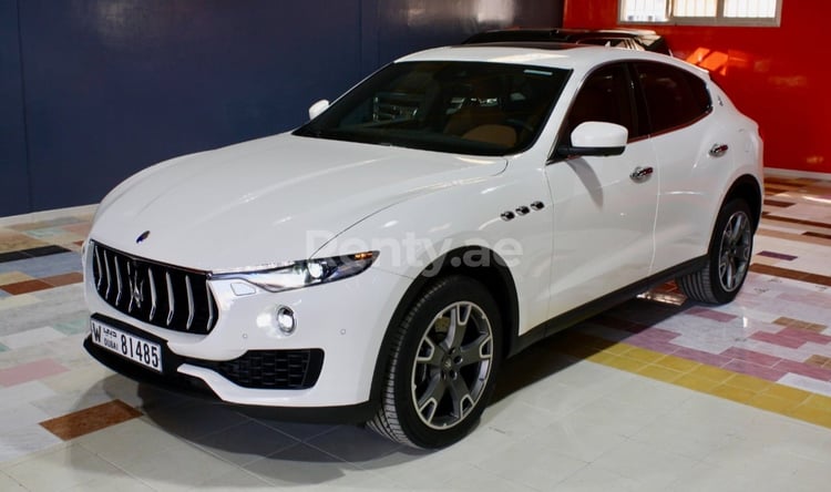 Blanc Maserati Levante S en location à Abu-Dhabi