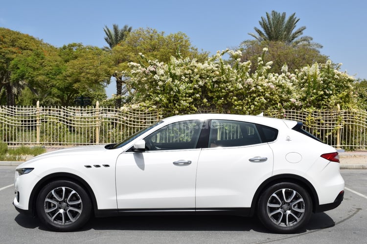 Blanco Maserati Levante en alquiler en Sharjah 0