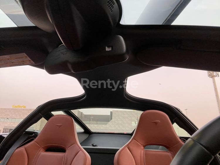 Blanc McLaren 720 S en location à Dubai 2