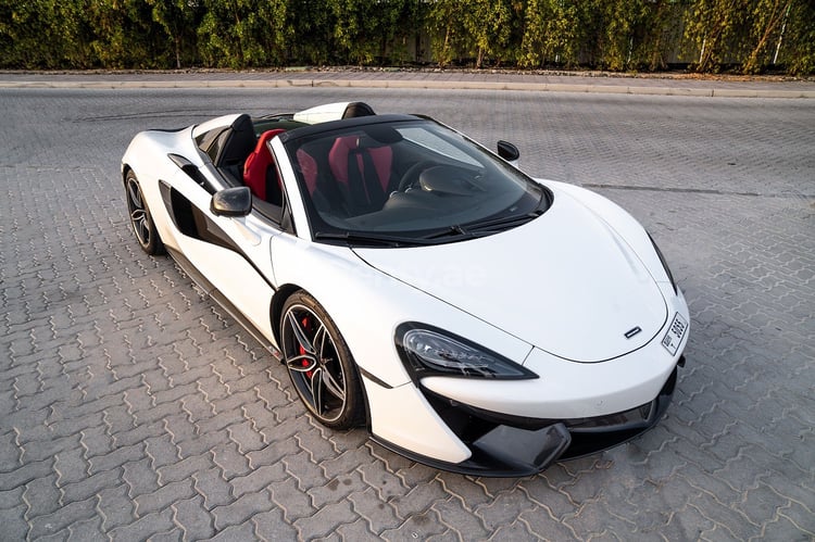 在迪拜租赁白色 McLaren 570S Spyder (Convertible) 0