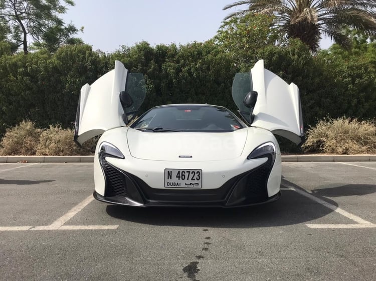 Blanco McLaren 650S Spider en alquiler en Sharjah 2