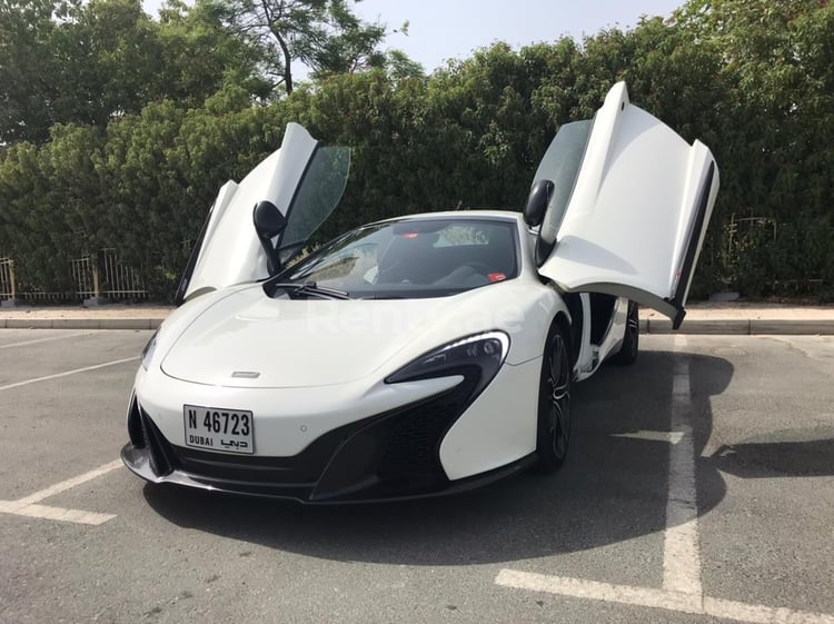 在沙迦租赁白色 McLaren 650S Spider 3