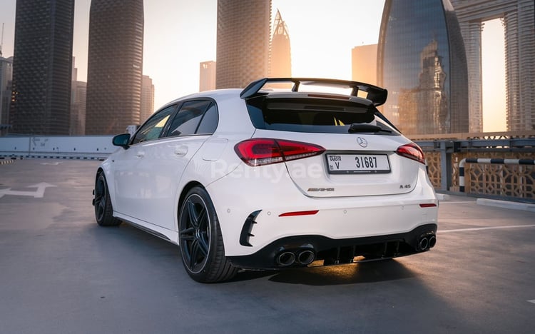 Blanco Mercedes A45 AMG en alquiler en Dubai 4