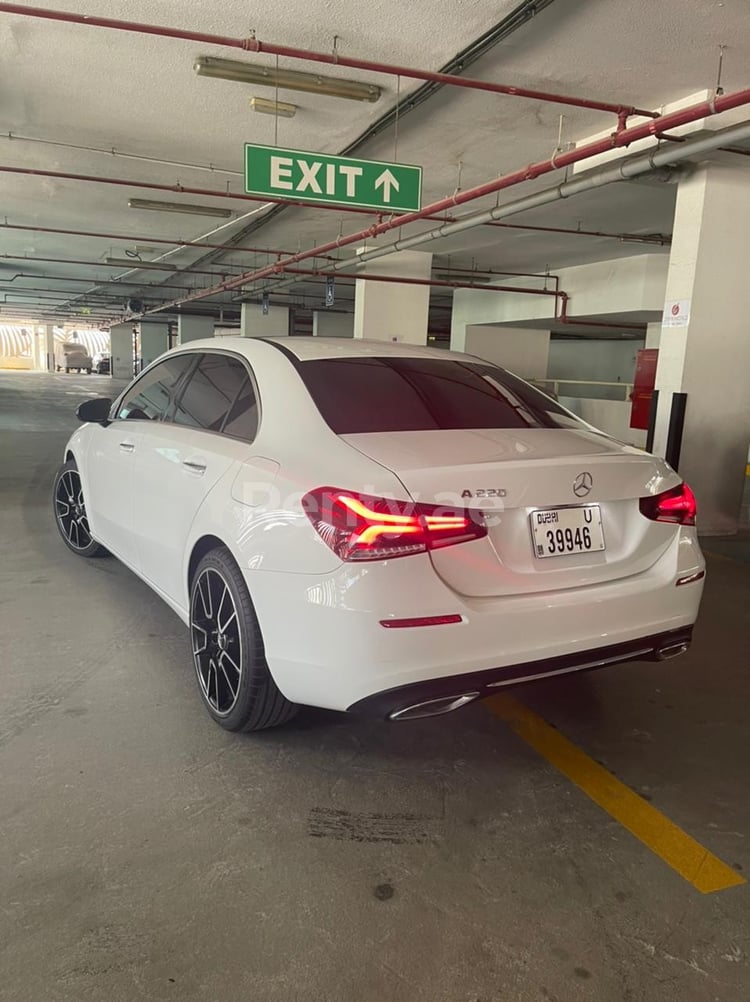 Blanc Mercedes A Class en location à Abu-Dhabi 2