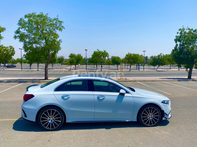 Blanc Mercedes A Class en location à Abu-Dhabi 0