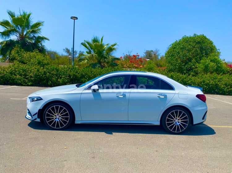 Blanc Mercedes A Class en location à Abu-Dhabi 1