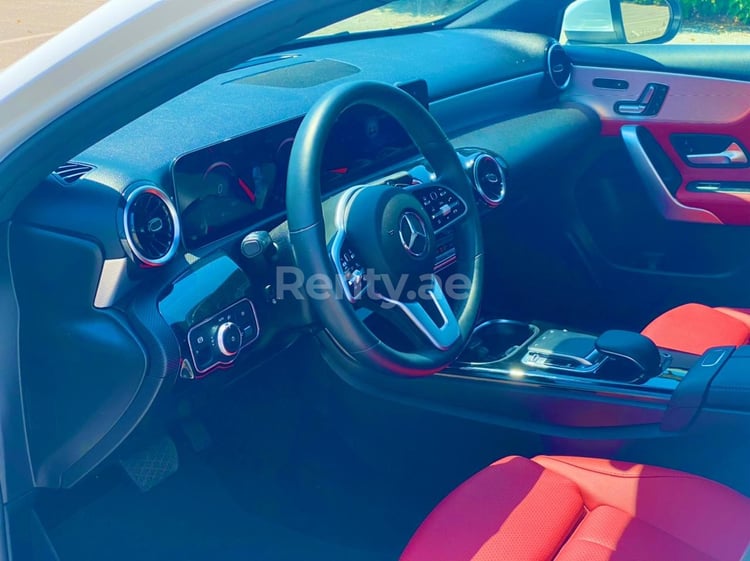 أبيض Mercedes A Class للإيجار في أبو ظبي 3