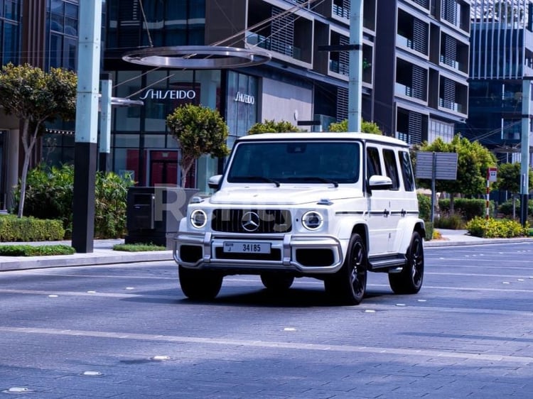 أبيض Mercedes-Benz G 63 للإيجار في الشارقة 0