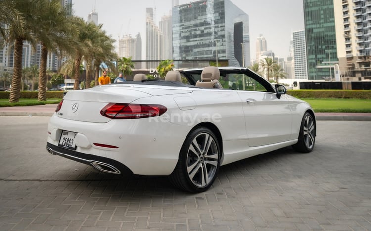 Blanc Mercedes C300 cabrio en location à Sharjah 1