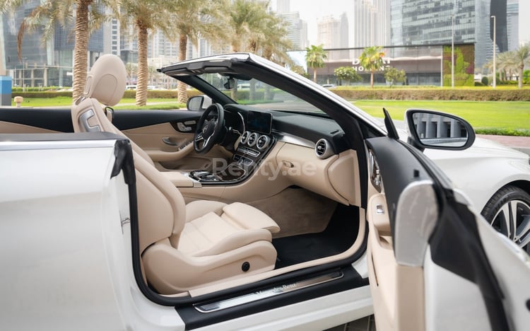 Blanco Mercedes C300 cabrio en alquiler en Dubai 2