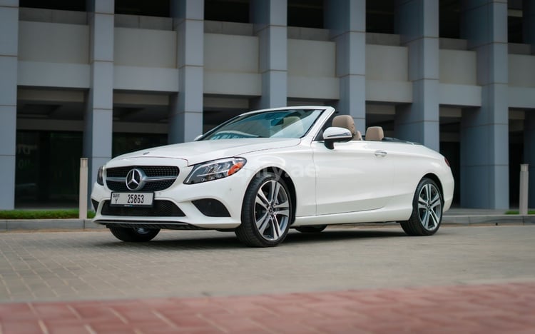 أبيض Mercedes C300 cabrio للإيجار في دبي 6