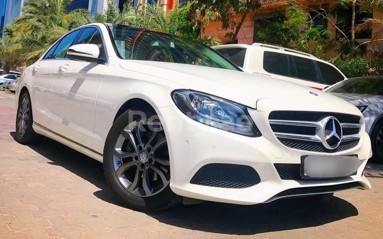 Weiß Mercedes C Class zur Miete in Sharjah