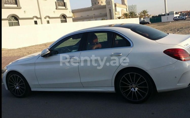 Weiß Mercedes C Class zur Miete in Abu-Dhabi