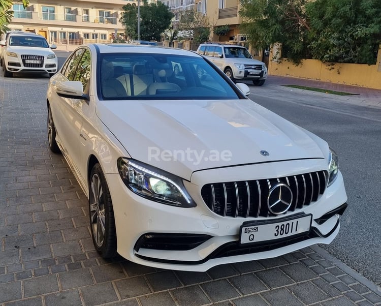 Blanc Mercedes C Class en location à Sharjah 2