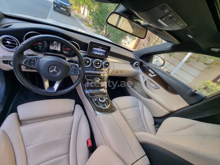 أبيض Mercedes C Class للإيجار في دبي 3