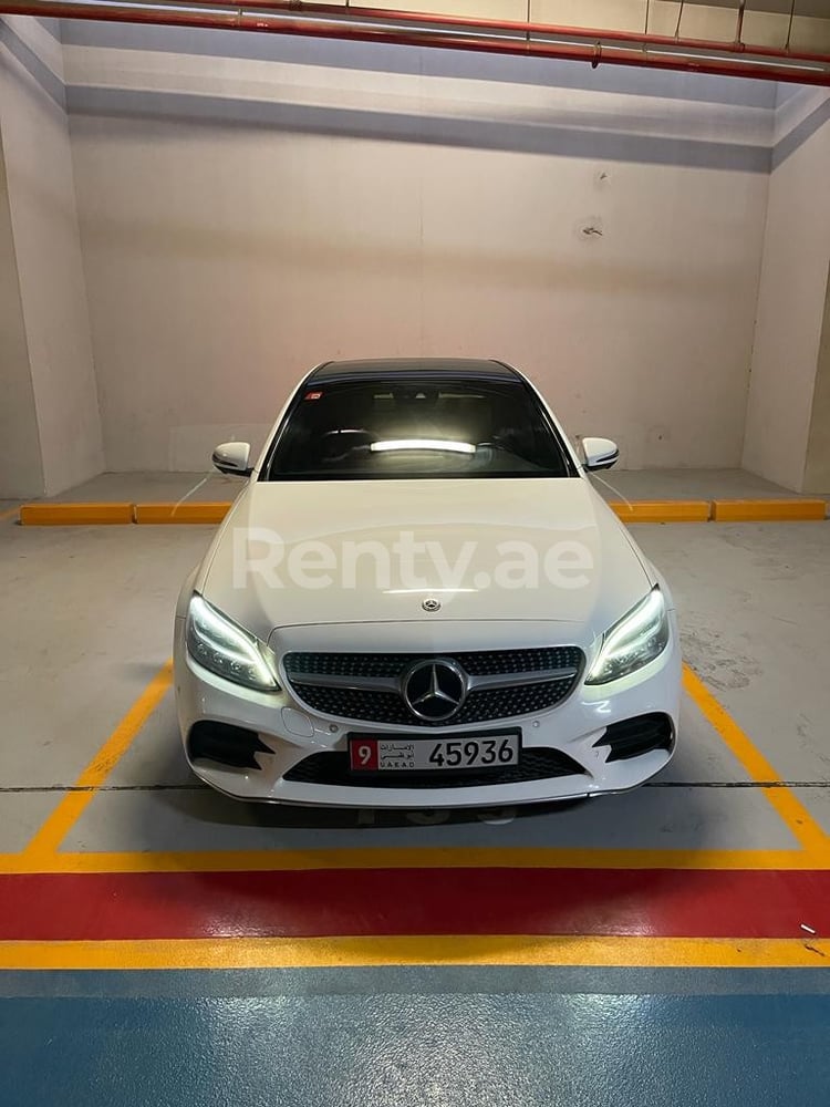 أبيض Mercedes C200 Class للإيجار في الشارقة 0