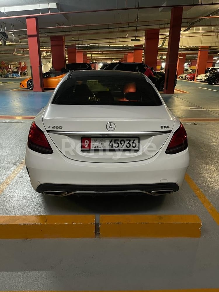 Blanc Mercedes C200 Class en location à Sharjah 1